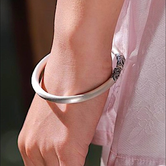 Sterling Silver Irregular Flower Pattern Bangle Bracelet - Picture 15 of 16